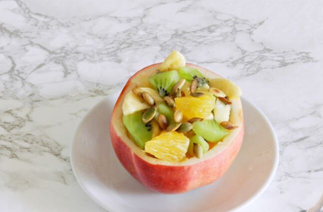 Оригинальный порционный фруктовый салат в яблоке